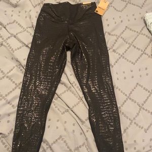 Snake skin leggings. Black.